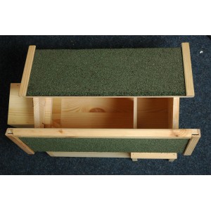 Dobar Igelfutterhaus aus Kiefernholz mit Bitumendach und zwei Eingängen.