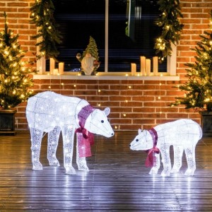 Beleuchtete Eisbären-Weihnachtsdekoration: Mutter und Kind mit roten Schals. Festliche Outdoor-Weihnachtsbeleuchtung.