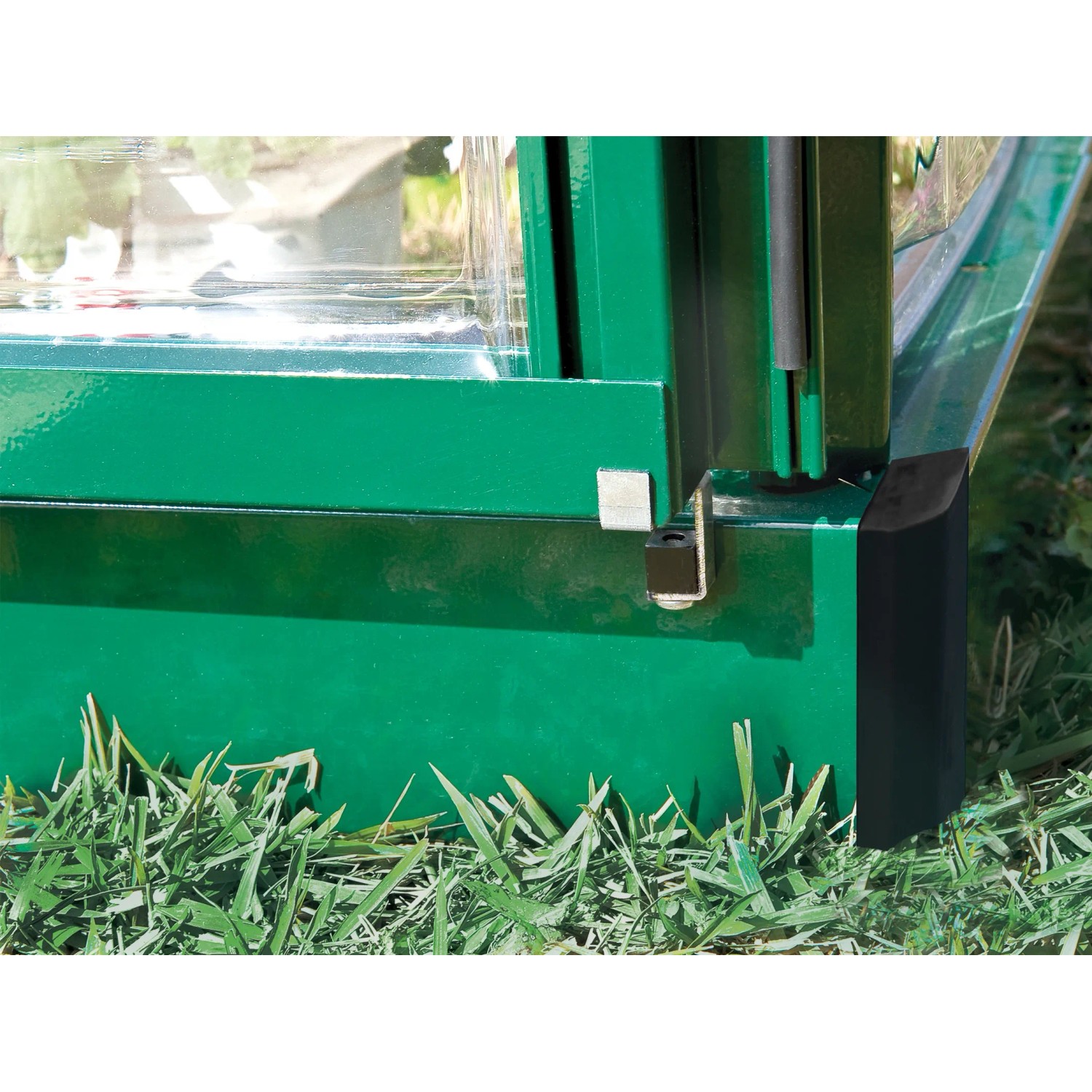 Detailaufnahme: Grünes Palram Canopia Balance Gewächshaus, Ecke mit Stahlfundament.