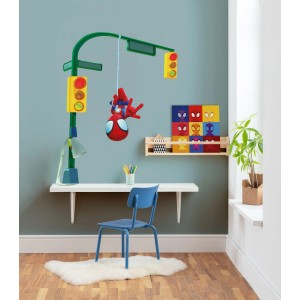 Spiderman Deko-Sticker "Lamp Swing" im Kinderzimmer an Wand über Schreibtisch.