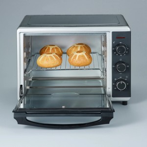 Severin Mini-Backofen (1600 W) mit Brötchen im Innenraum.