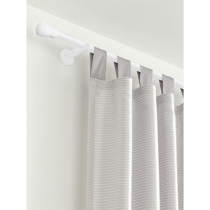 Weiße Gardinenstange Chicago (Ø 20 mm, 240 cm) mit Vorhang an der Wand.