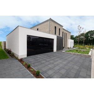 Diephaus Pflastersteine Mileo Basalt mit Glimmer, verlegt als PKW-Zufahrt zu einem modernen Haus.