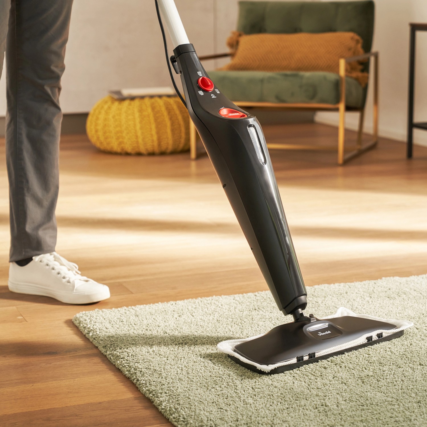 Vileda Steam Plus XXL Dampfreiniger in Aktion auf Teppich, für hygienische Reinigung.