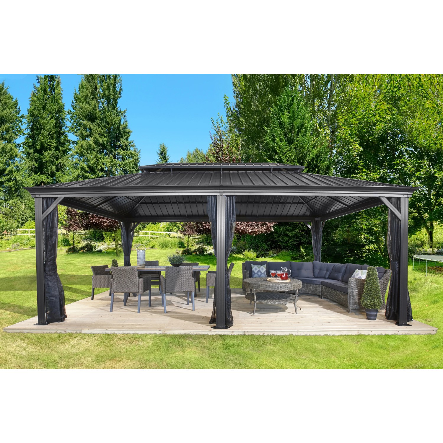 Anthrazitfarbener Sojag Aluminium Pavillon Messina 12 x 20 mit Moskitonetz und Gartenmöbeln.