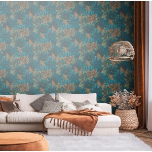 AS-Creation Vliestapete Dschungel Blau-Orange im Wohnraum mit Sofa und Dekoration.