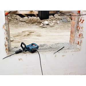 Bosch Professional GSH 5 CE Schlaghammer im Einsatz beim Stemmen in Mauerwerk.