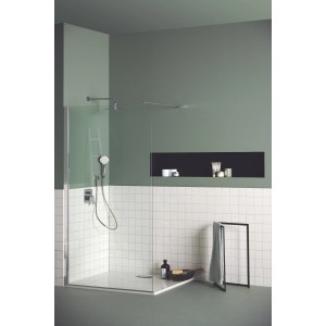 Eckiger Ideal Standard Brauseschlauchanschluss Idealrain Atelier in Chrom in einer Dusche.