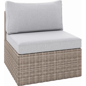 Lounge-Sessel Olea aus Polyrattan in Sand mit hellgrauen Kissen. Gartenmöbel für entspanntes Sitzen.