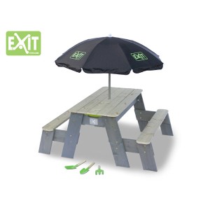 EXIT Aksent Sand-, Wasser- und Picknicktisch mit Bänken, Sonnenschirm und Gartenwerkzeug.