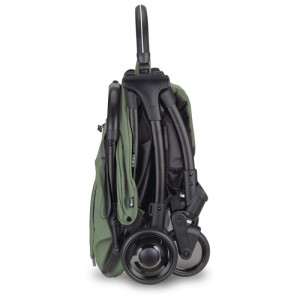 Olivgrüner Globber Stroll Lite Buggy, kompakt zusammengefaltet, stehend. Leichtgewicht mit 1-Hand-Falt-Automatik.