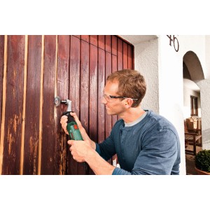 Mann schleift Holztür mit Bosch Schleifwalze SW 15 K80 zu PRR 250, Zubehör für Winkelschleifer.