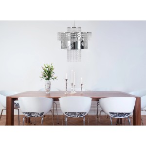 Elegante, chromfarbene Näve Pendelleuchte Fancy mit Acrylbehang über Esstisch.