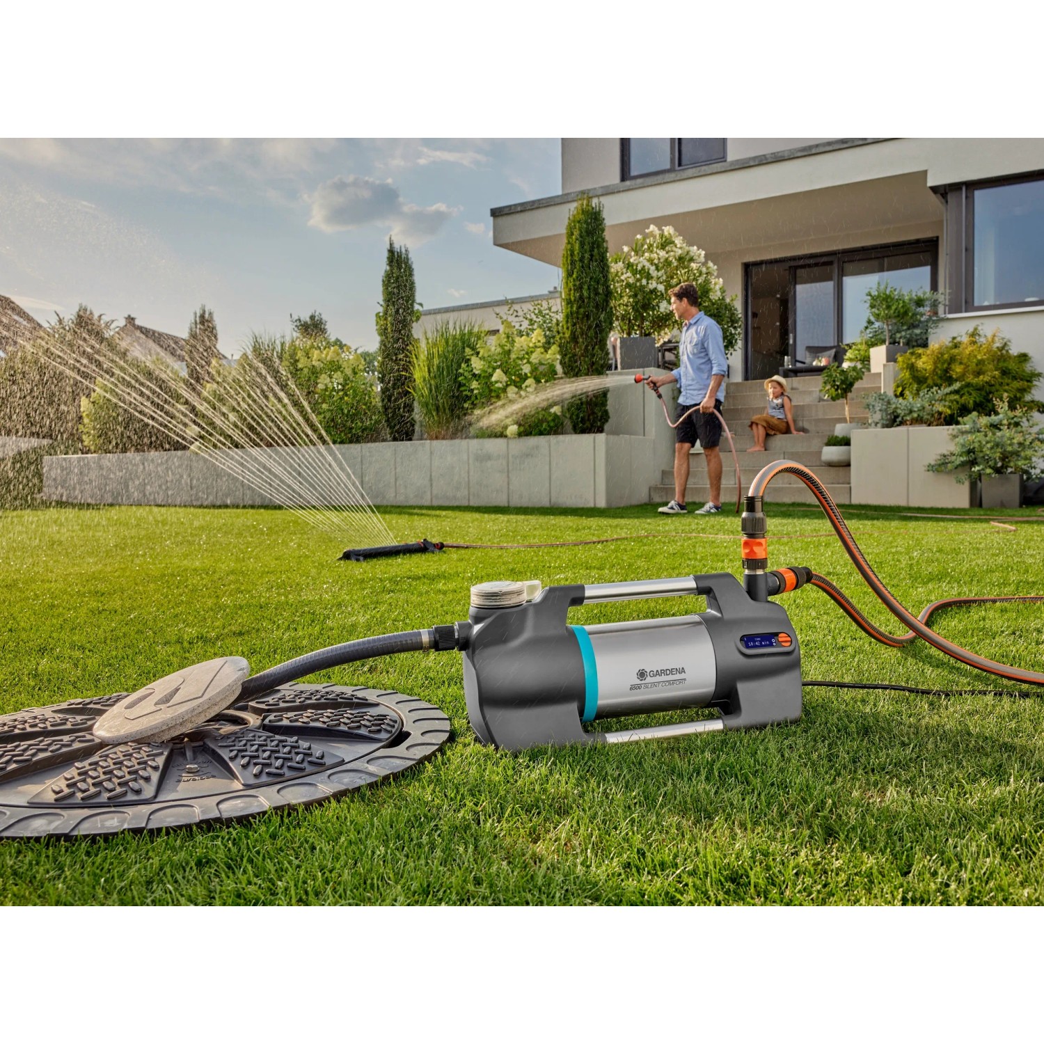Gardena Gartenpumpe 6500 SilentComfort mit Bluetooth im Einsatz zur Gartenbewässerung.