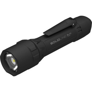 Schwarze Solidline LED-Taschenlampe SL10 mit Clip. Kompakte, batteriebetriebene Leuchte für Werkstatt und Freizeit.
