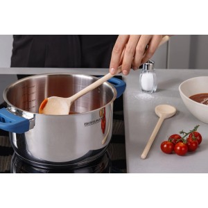 Fackelmann Holzkochlöffel-Set FAIR Essential beim Kochen im Topf.