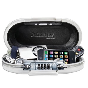 Offene, weiße Master Lock Sicherheitskassette mit Inhalt (Handy, Kamera, Pass, Uhr, Autoschlüssel).