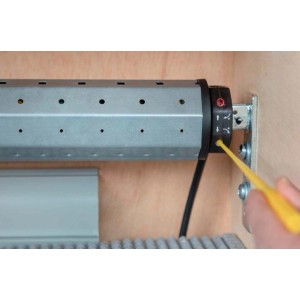 Schellenberg Rollopower Action Mini Rollladenmotor (3 Nm) bei der Endlageneinstellung.