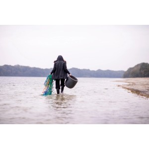 Frau trägt Capi Topf Waste 35 cm aus recyceltem Material aus dem Meer.