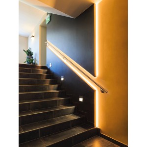Treppenhaus mit indirekter Beleuchtung durch Eglo LED Stripe-Z. Smart Home Leuchte.