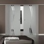 Moderne Levidor Doppelglasschiebetür aus satiniertem Sicherheitsglas mit elegantem Wellenmuster, Aluminium-Schiene und Griffmuscheln.