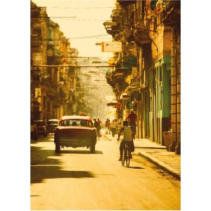 Komar Wandbild Cuba Streets (30x40 cm) mit Taxi und Radfahrer in sonniger Stadt.