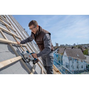 Bosch Professional Akku-Kreissäge GKS 18V-57-2 L im Einsatz auf einer Baustelle.