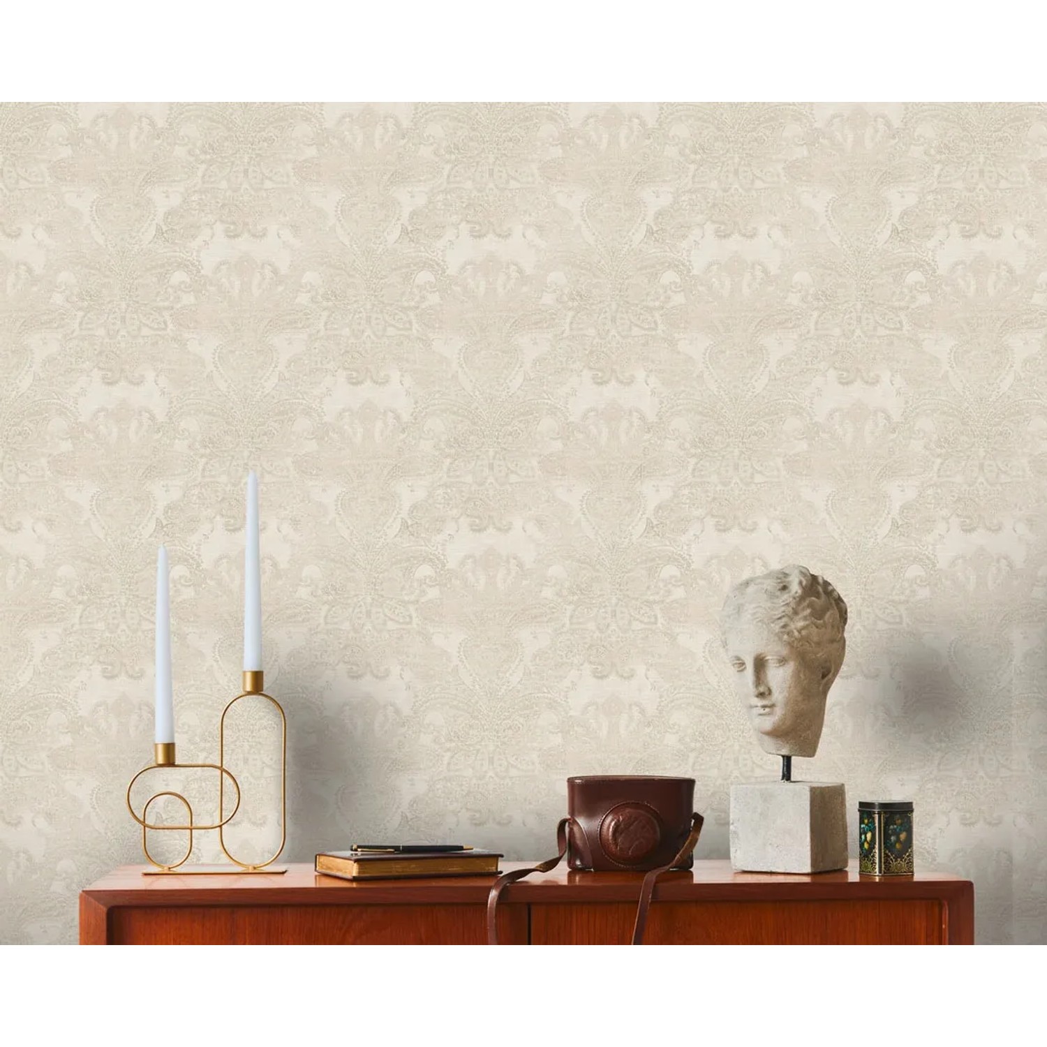 AS-Creation Vliestapete mit klassischem Ornament in Weiß und Creme, leicht strukturiert.