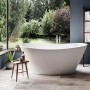Freistehende, matte, weiße Mineralguss-Badewanne Amore (160x85 cm) im modernen Badezimmer.