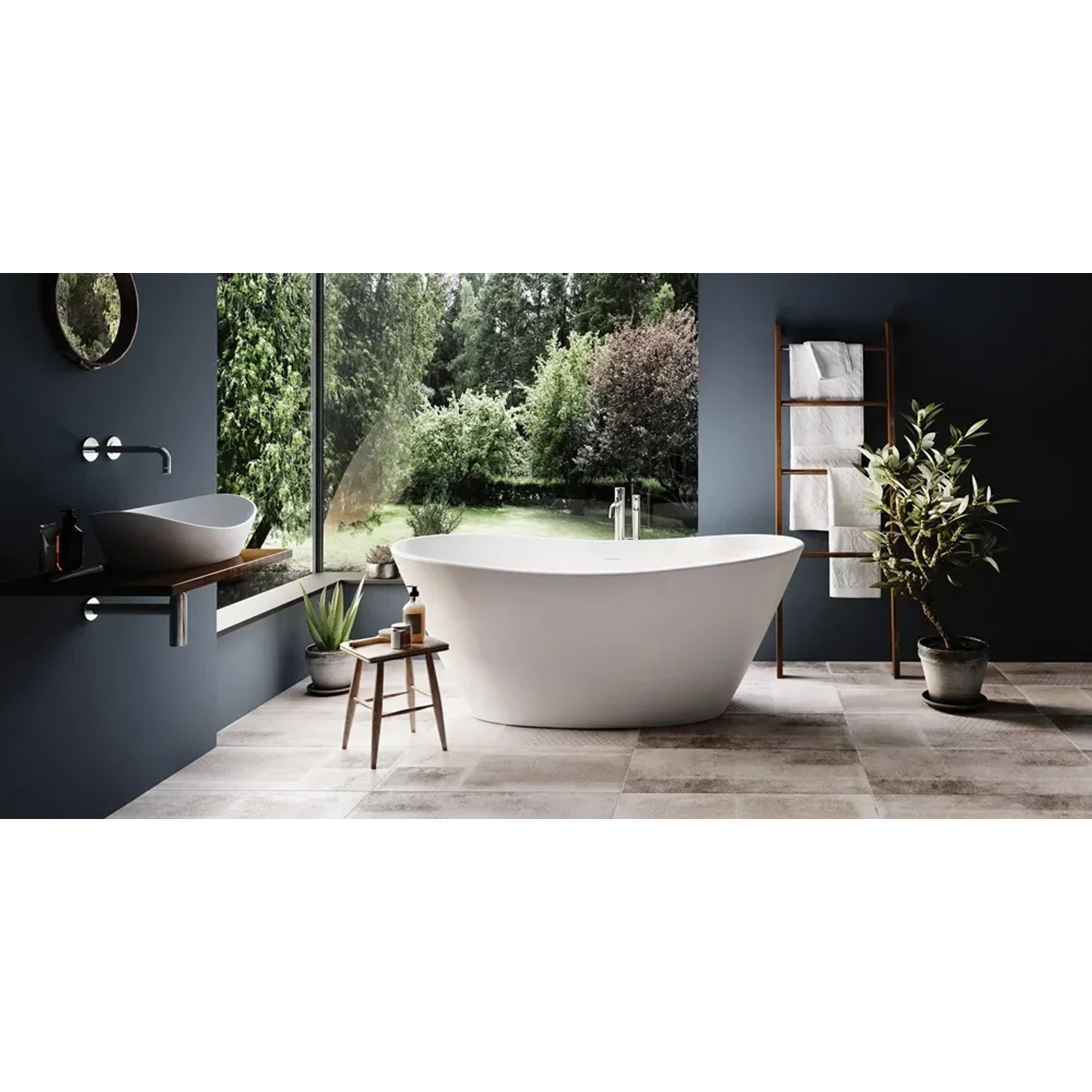Freistehende, matte, weiße Mineralguss-Badewanne Amore (160x85 cm) im modernen Badezimmer.