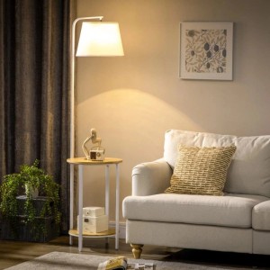 Weiße HOMCOM Stehleuchte mit Leinen-Schirm und 2 runden Holzablagen. Moderne Innenleuchte, 162 cm hoch, im Wohnzimmer.