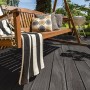 Anthrazitfarbene WPC-Terrassendielen Samana (4 m²) mit Holzmaserung auf Terrasse mit Gartenschaukel.