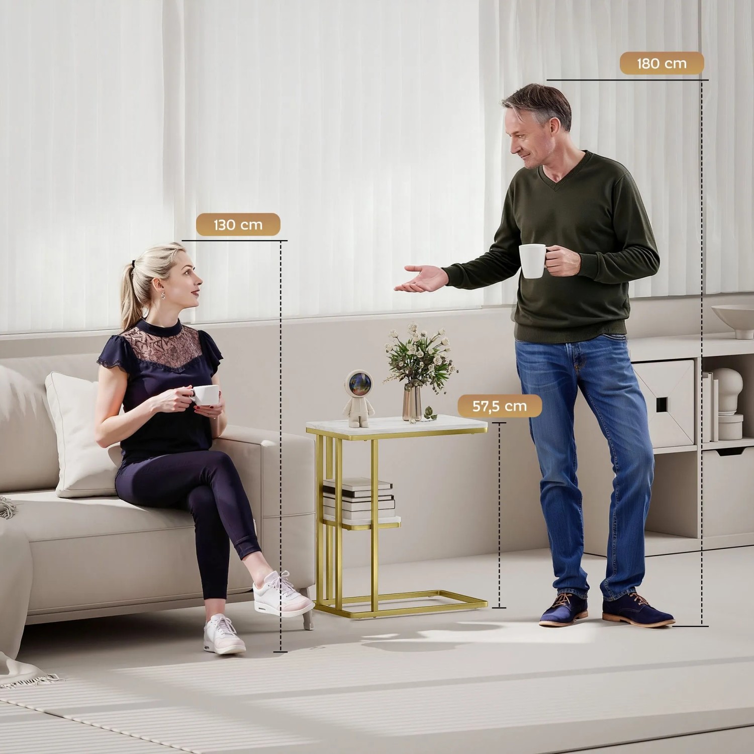 HOMCOM Beistelltisch weiß mit Marmoroptik, goldfarbenem C-Rahmen und 2 Ablagen, neben Sofa im Wohnzimmer.