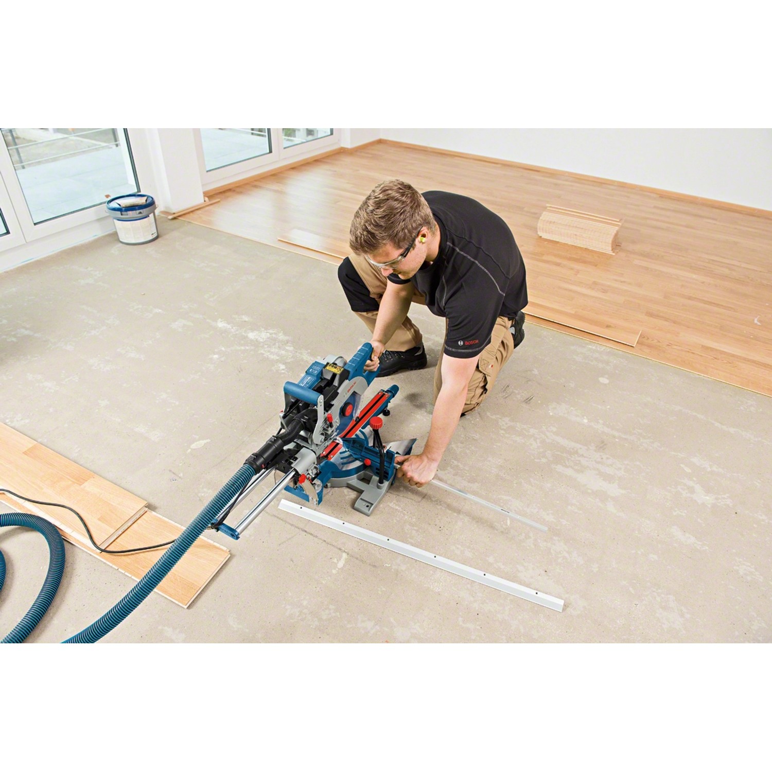 Bosch Professional Paneelsäge GCM 8 SDE im Einsatz beim Holzzuschnitt.