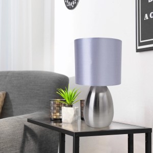 Näve Tischleuchte Aurum, Stahl grau, 33 cm. Design-Tischlampe mit silbernem Fuß und grauem Textilschirm.