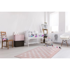 Puderrosa Kinderteppich Sweety mit Sternenmuster, 120x170 cm, im Kinderzimmer.