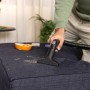 Kärcher Waschsauger SE 4 in Weiß reinigt Polster. Nass- & Trockensauger im Einsatz.