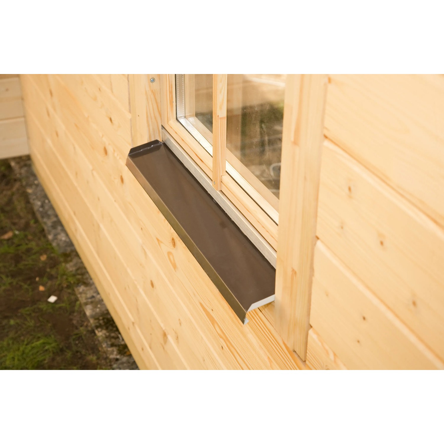 Detailansicht: Fenster mit Abtropfblech am Skan Holz Gartenhaus Toronto 4.
