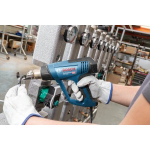 Bosch Professional Heißluftgebläse GHG 23-66 im Handwerkerkoffer bei der Anwendung.