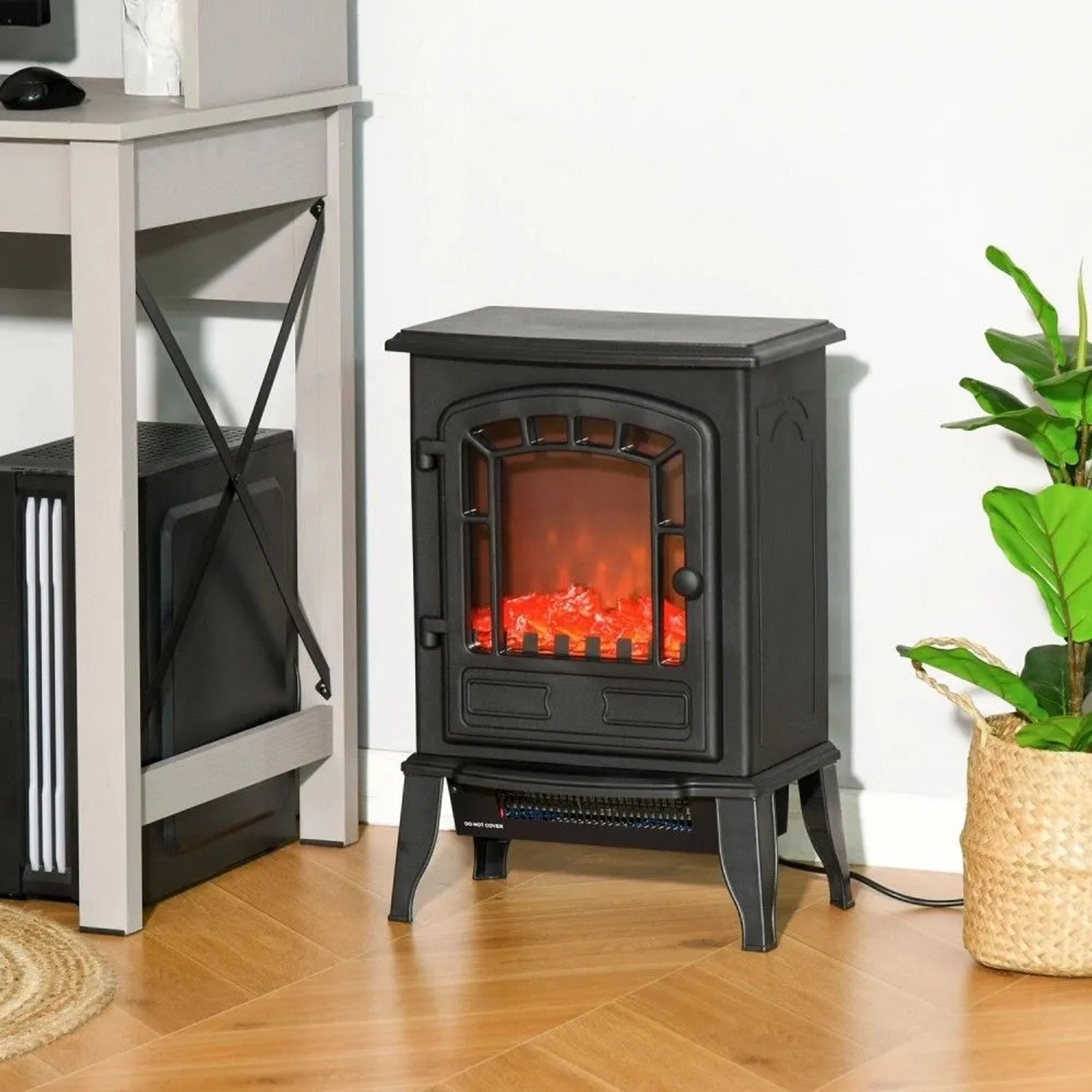 Schwarzer HOMCOM Elektrokamin aus Kunststoff mit Glasfront und realistischer Flamme. Ideal für Heizungs-Installation.