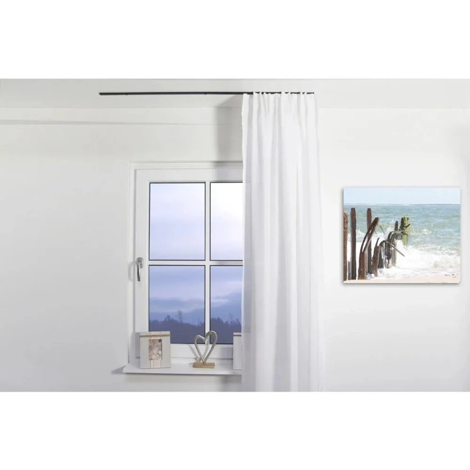 Schwarze, minimalistische 1-Lauf Gardinenschiene zur Deckenmontage über einem Fenster mit weißem Vorhang. Dekoartikel.