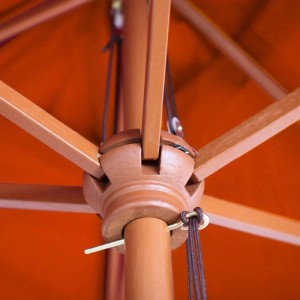 Detailaufnahme des MCW Sonnenschirms Lissabon Ø 3m in Terracotta, Fokus auf Mechanik und Holzgestell.