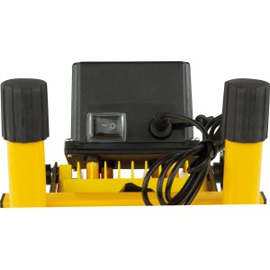 Detailansicht des REV Ritter LED-Baustrahlers mit Akku, 7W, schwarz-gelb, mit Schalter und Kabel.