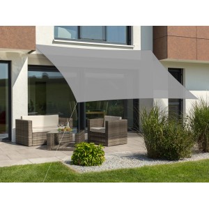 Rechteckiges, silbergraues Schneider Sonnensegel Teneriffa (500x360 cm) über einer Sitzecke im Garten.