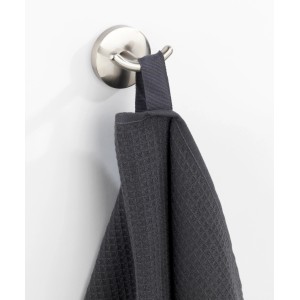 Wenko Wandhaken Duo Cuba, matt, mit grauem Handtuch. Doppelter Handtuchhalter aus Zinkdruckguss.