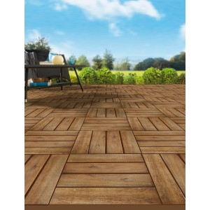 Verlegte Klick-Fliesen aus Akazienholz, 30x30 cm, für Terrasse und Balkon.