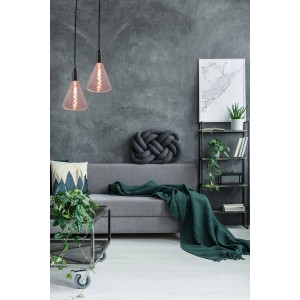 Zwei E27 LED-Leuchtmittel Dilly, 4W, in Rosa über einem Wohnzimmer.