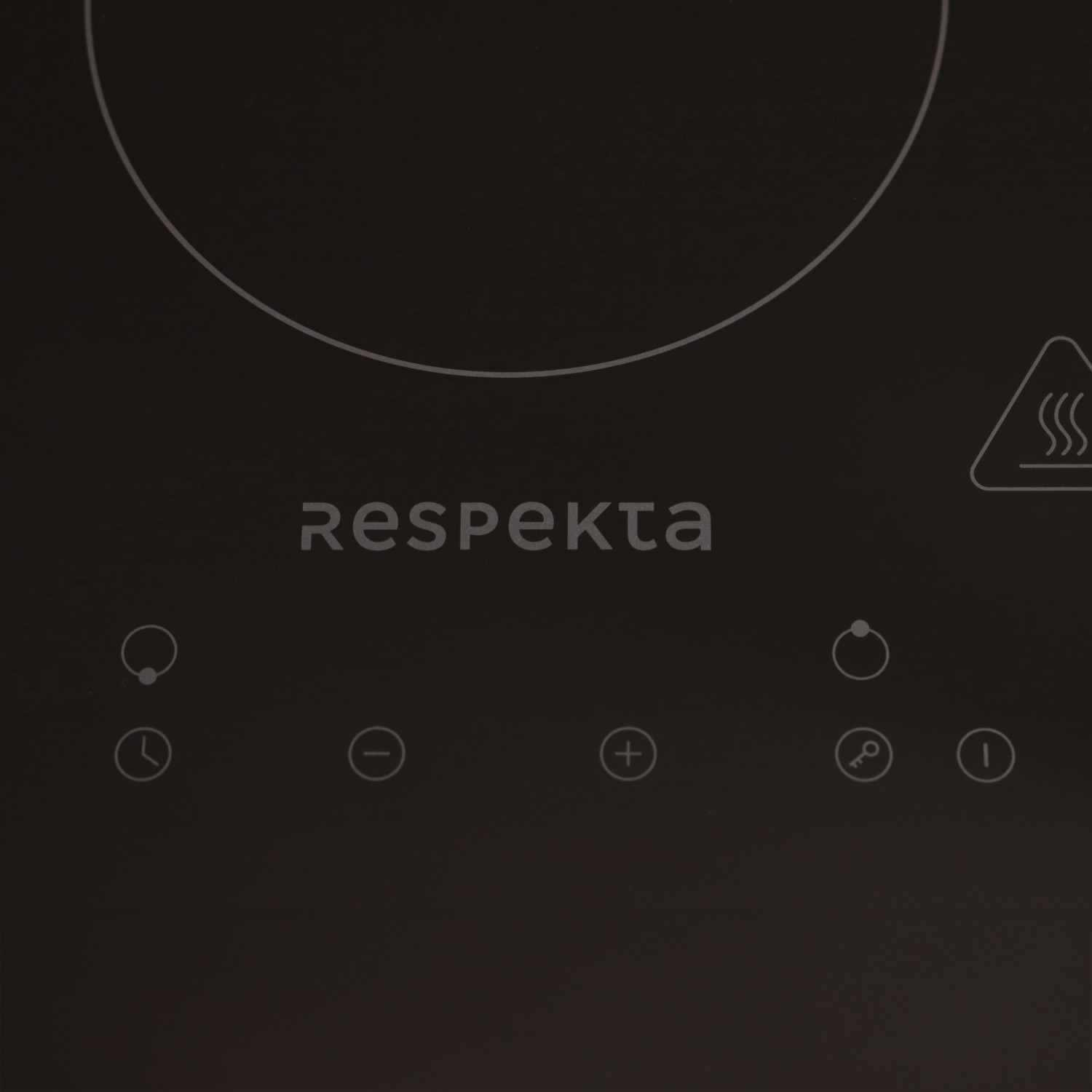 Detailansicht des schwarzen Respekta KM9130T-28 Glaskeramikkochfelds mit Touch-Bedienfeld.