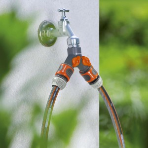 Gardena 2-Wege-Ventil (G 1") am Wasserhahn mit zwei angeschlossenen Gartenschläuchen.