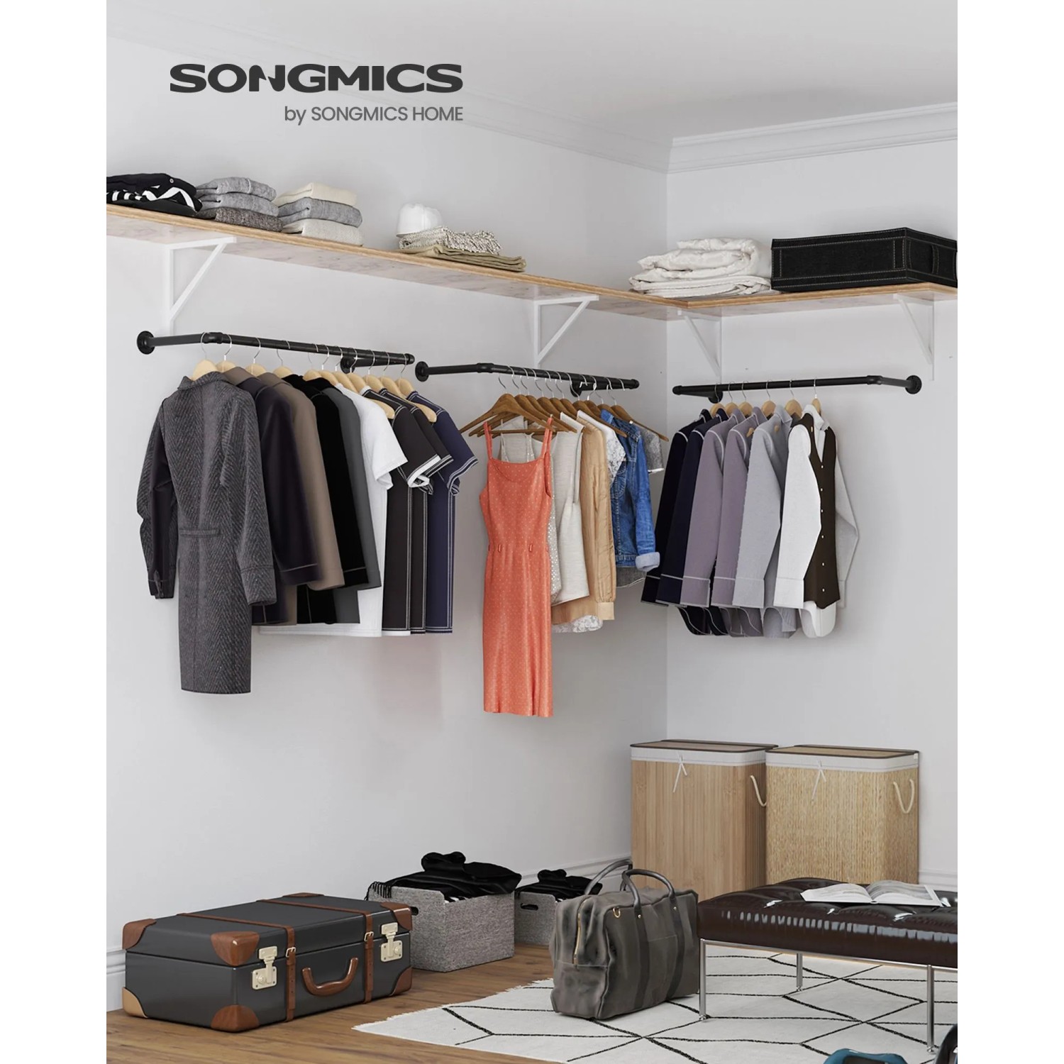 Schwarze Songmics Kleiderstange zur Wandbefestigung mit Kleidung in Ankleidezimmer.